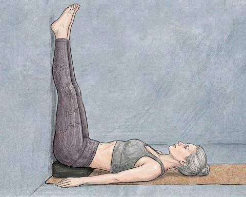 Persona con dolor haciendo yoga